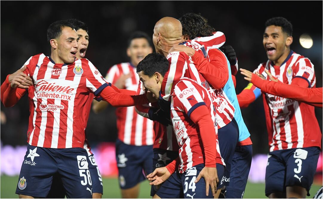 Chivas celebró en grande el gol del empate ante los Bravos. FOTO: IMAGO7
