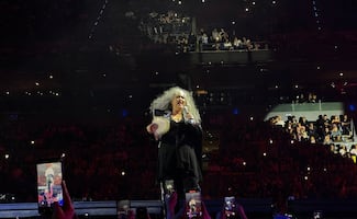  La nostalgia se apodera de la Santa Fiesta 2025 en la Arena CDMX; desde Moenia hasta Amanda Miguel se adueñaron de la noche 