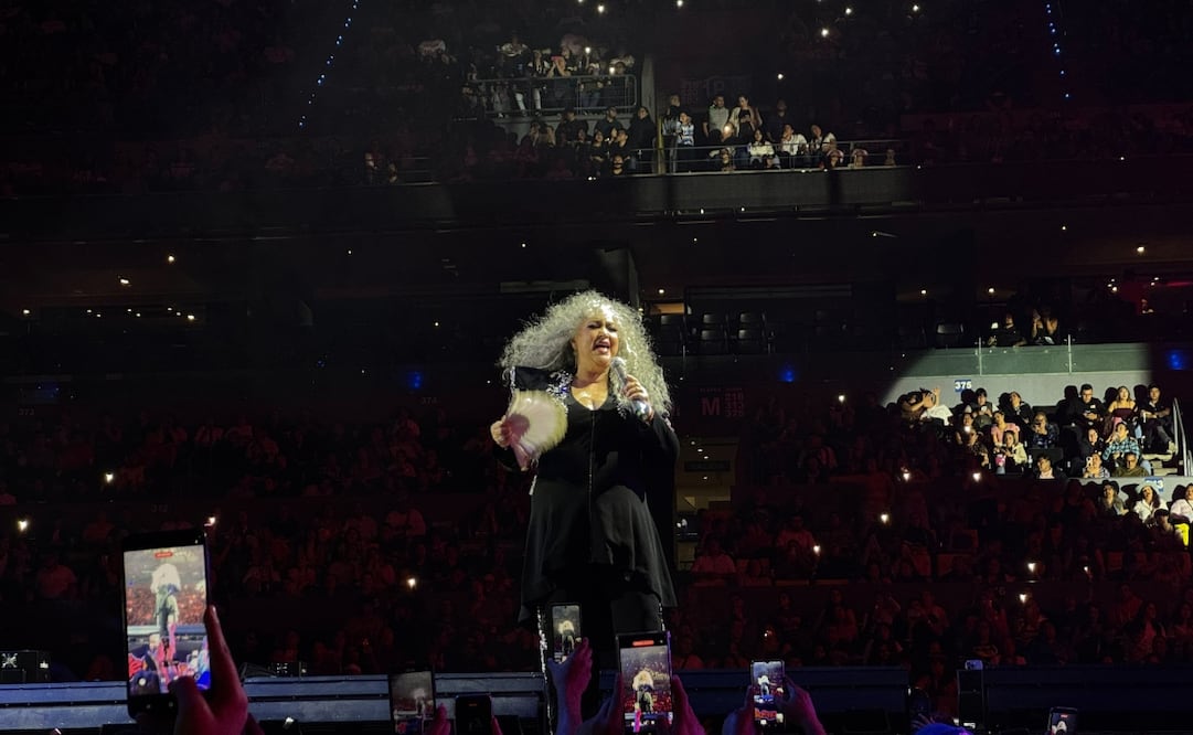 La nostalgia se apodera de la Santa Fiesta 2025 en la Arena CDMX; desde Moenia hasta Amanda Miguel se adueñaron de la noche