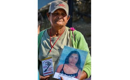 Madre migrante busca a su hija en Chiapas con foto que recibió por WhatsApp