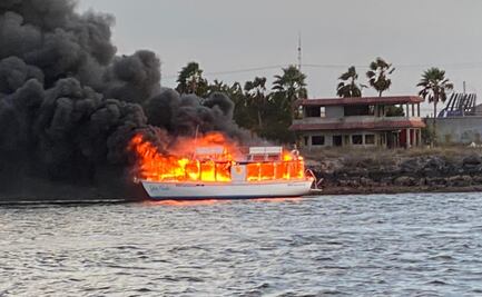 Incendio consume un yate turístico en Topolobampo, Sinaloa 