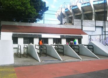 En el Azteca hay más revendedores que aficionados