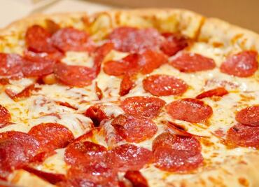 Los riesgos de comer pizza fría al día siguiente