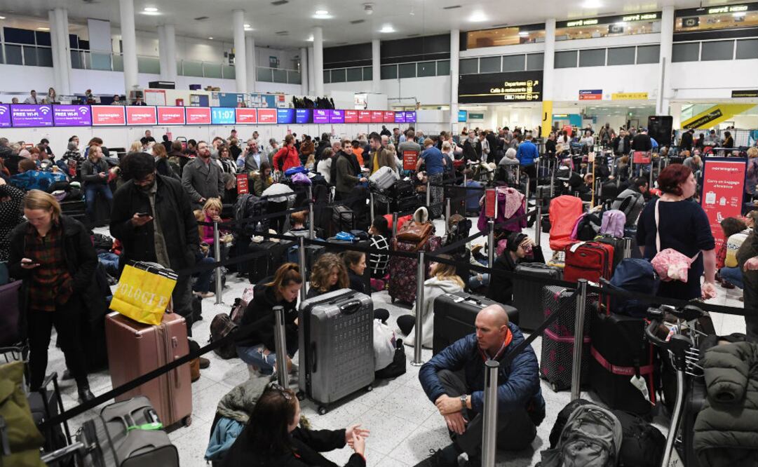 Los vuelos de salida fueron suspendidos y obligados a quedarse en tierra y los aviones entrantes se redirigieron, con algunos aterrizajes en París y Amsterdam. FOTO: EFE