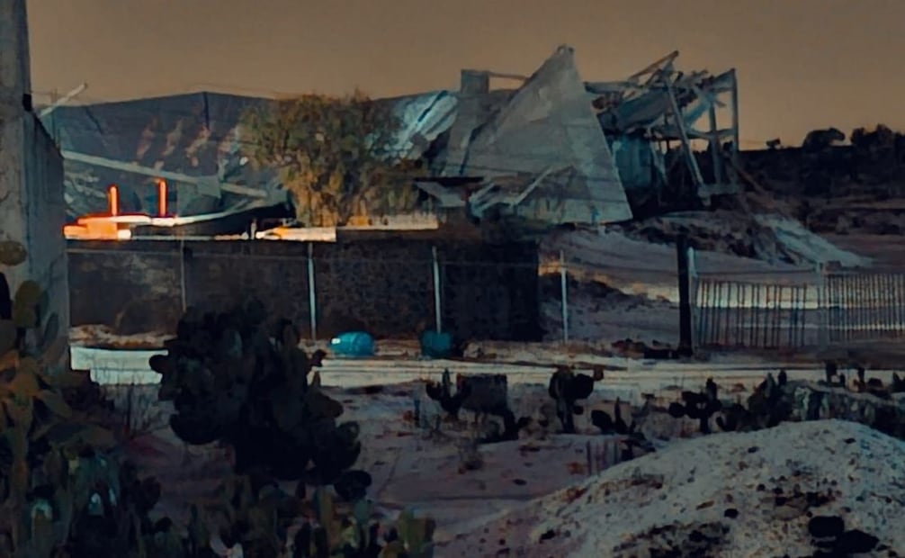 El colapso del techo dejo 3 mujeres y un hombre heridos. Fotos: Especiales.