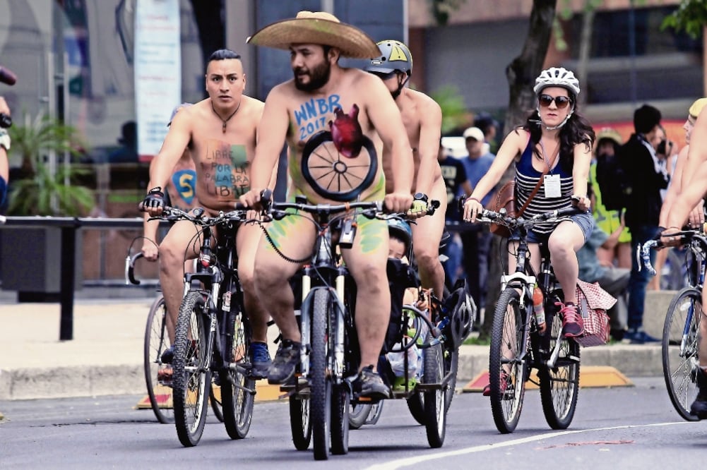 Los ciclistas comenzaron a llegar a las 9 de la mañana para alistarse. Cerca de 6 mil personas pedalearon desnudas para exigir mejores condiciones a los usuarios de bicicleta y a los peatones. (ESPECIAL)