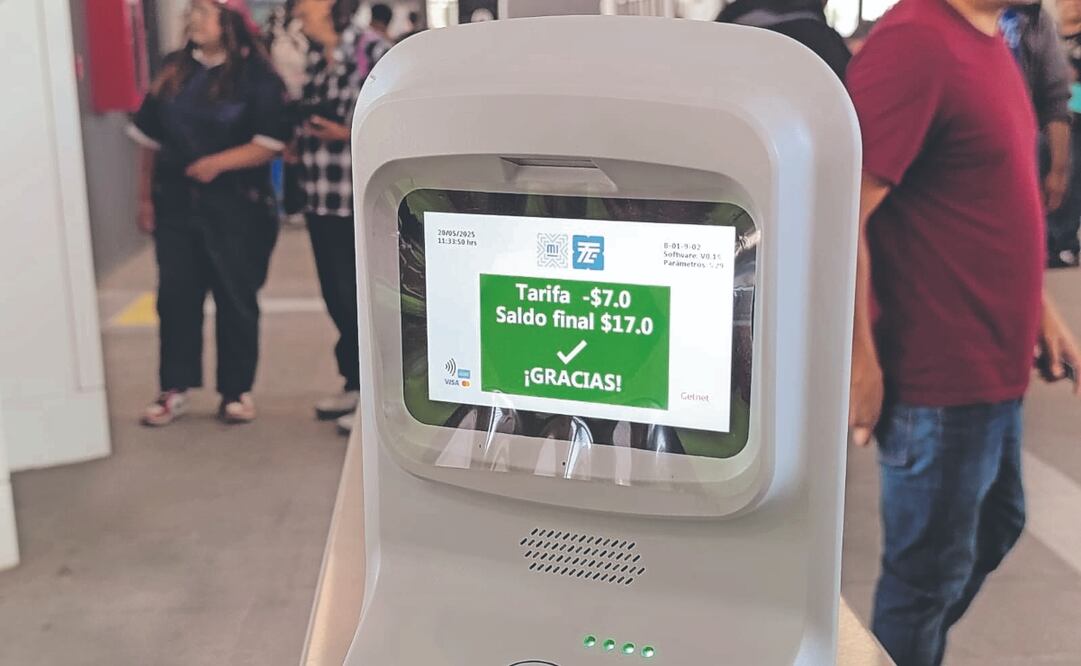 Cuando se ingresa a las estaciones en el Estado de México, las máquinas digitales cobran 20 pesos; al llegar al Centro de Transferencia Modal de Santa Marta, en Iztapalapa, se reembolsa el dinero a la tarjeta de movilidad. Foto: de EMILIO FERNÁNDEZ. EL UNIVERSAL