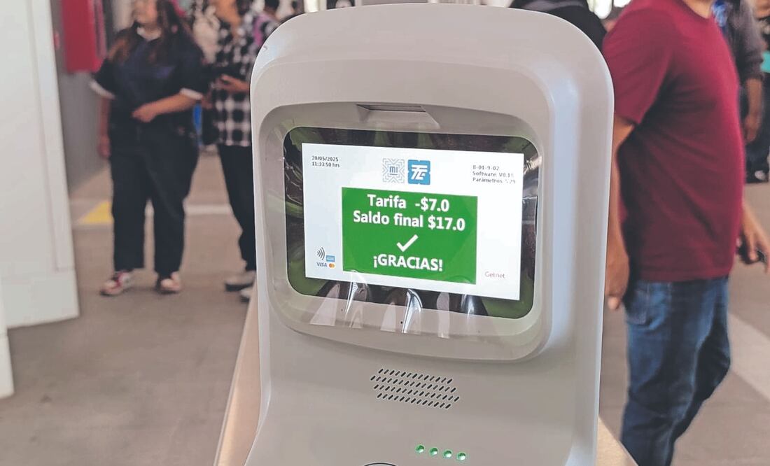 Cuando se ingresa a las estaciones en el Estado de México, las máquinas digitales cobran 20 pesos; al llegar al Centro de Transferencia Modal de Santa Marta, en Iztapalapa, se reembolsa el dinero a la tarjeta de movilidad. Foto: de EMILIO FERNÁNDEZ. EL UNIVERSAL