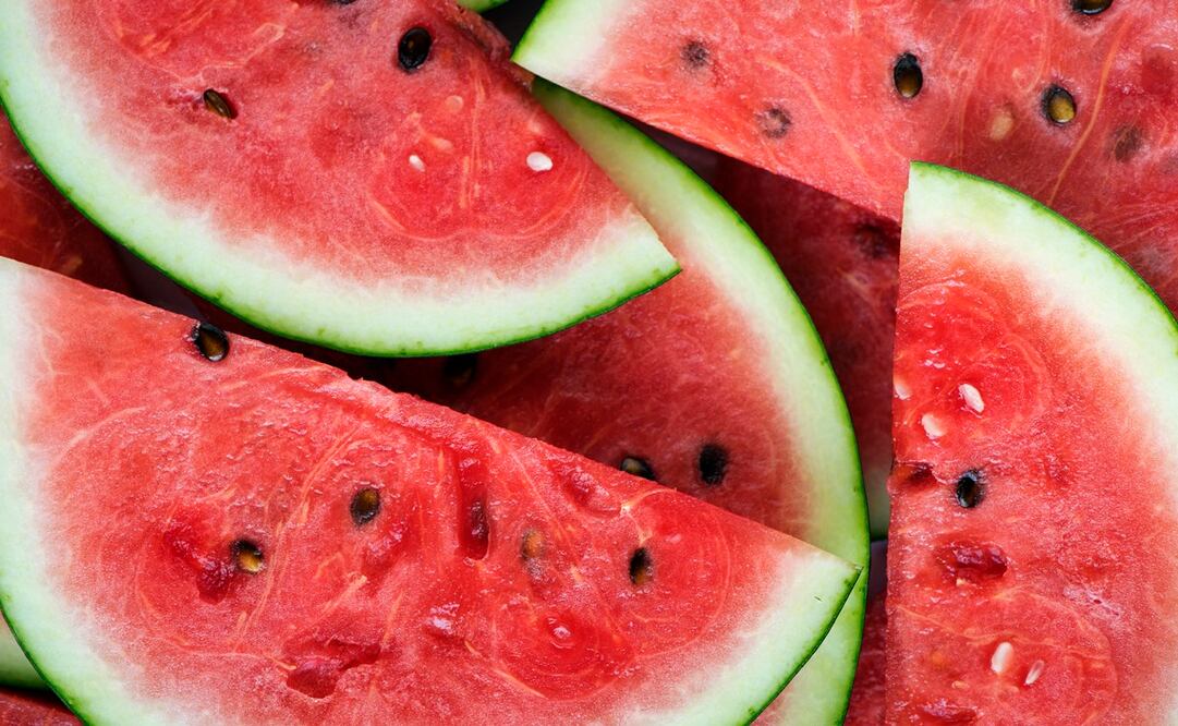 Estas manchas blancas en la sandía pueden causar preocupación, pero dicen mucho sobre las condiciones de la fruta. Foto: Freepik