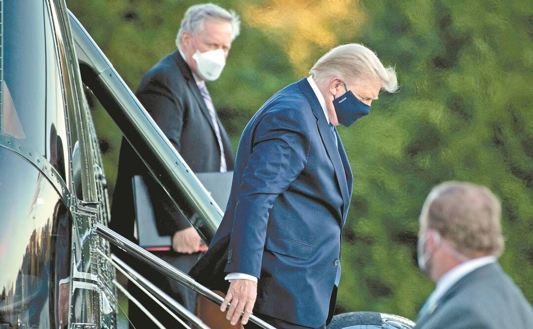 El presidente Donald Trump, el 2 de octubre, al ser trasladado al hospital Walter Reed, tras dar positivo al Covid-19. Foto: BRENDAN SMIALOWSKI. AFP