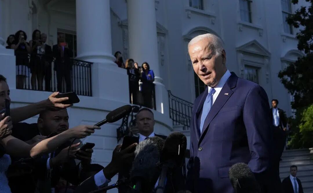 El presidente de Estados Unidos, Joe Biden, habla con periodistas antes de abordar del Marine One en el Jardín Sur de la Casa Blanca. Foto: AP