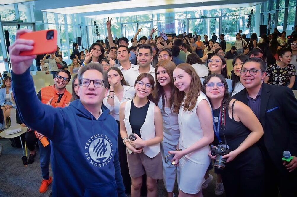 Salomón Chertorivski sostuvo un encuentro con estudiantes del Tecnológico de Monterrey, quienes preguntaron por sus propuestas en materia de movilidad. Foto: Especial