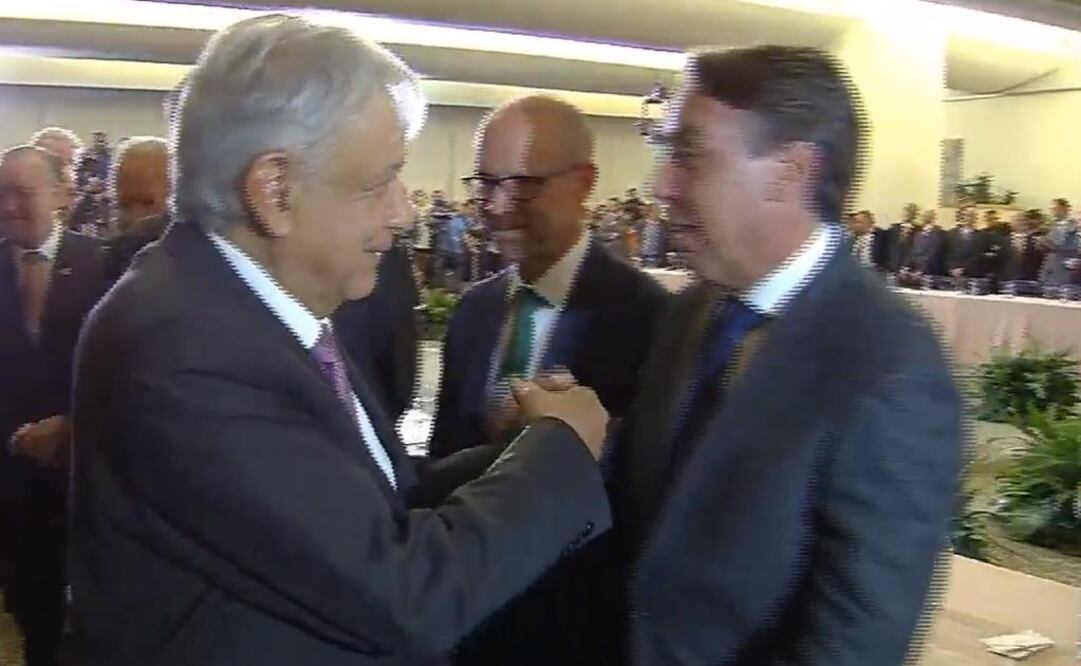 AMLO y Azcárraga bromean sobre América y Pumas. Foto: Especial