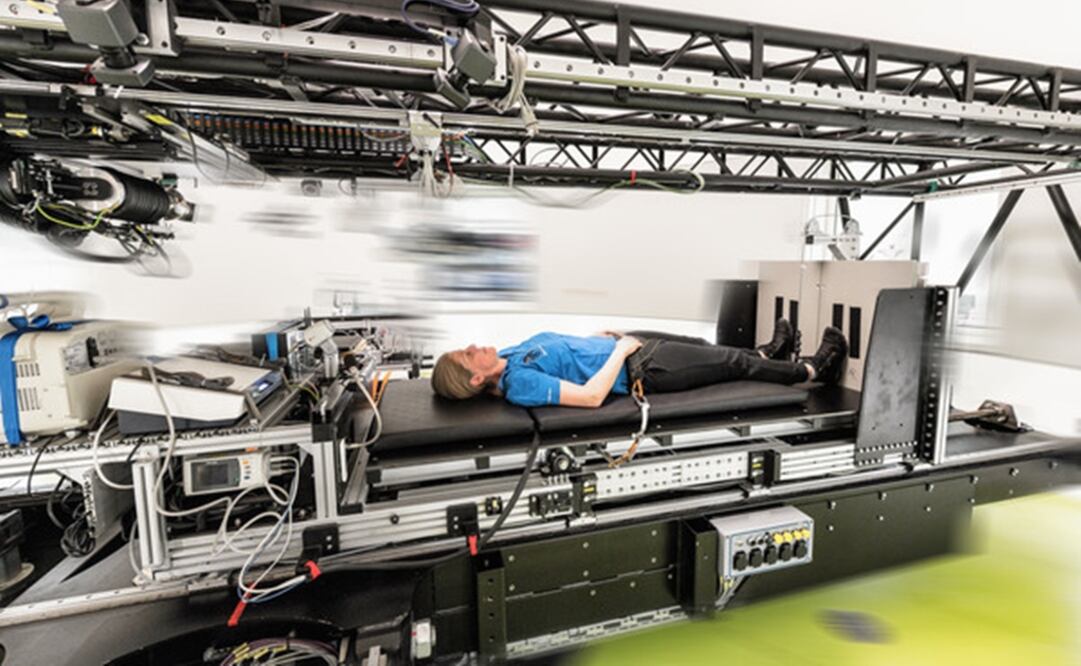 En la centrifugadora humana una voluntaria experimenta la gravedad artificial. Foto:  DLR