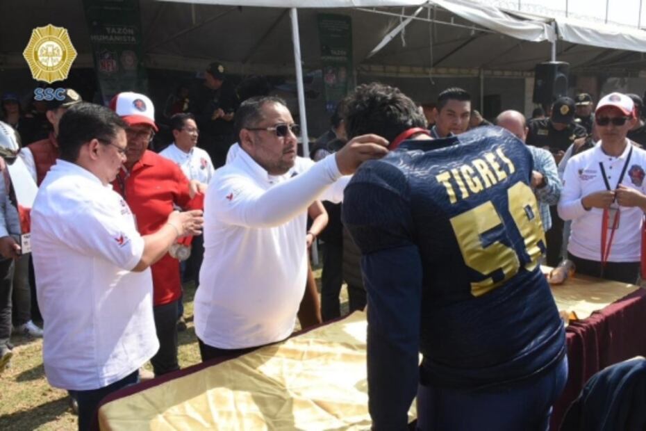 ¿Golpe bajo? Policías y presos de la CDMX se enfrentan en partido de futbol americano 