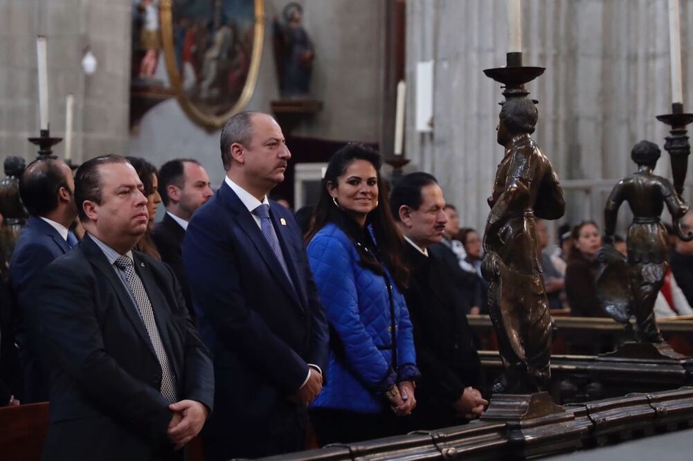 El Licenciado Juan Francisco Ealy Ortiz, Presidente Ejecutivo y del Consejo de Administración de EL UNIVERSAL, su esposa Perla Díaz de Ealy y Juan Francisco Ealy Lanz Duret, Director General de El Gran Diario de México. Foto: Iván Stephens