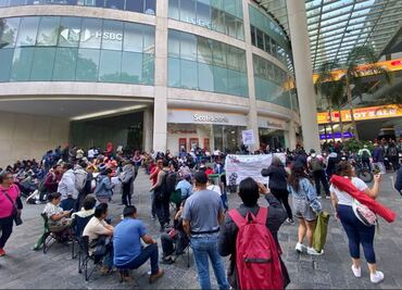 FOTOS: En su día 12 de paro, maestros de la CNTE bloquean instituciones financieras en CDMX