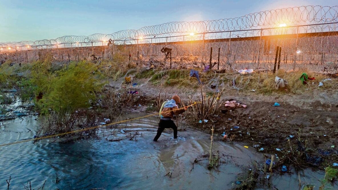 Un inmigrante venezolano pasa por el río Grande (Bravo) mientras cruza la frontera entre Estados Unidos y México en El Paso, Texas. Foto: de John Moore. AFP