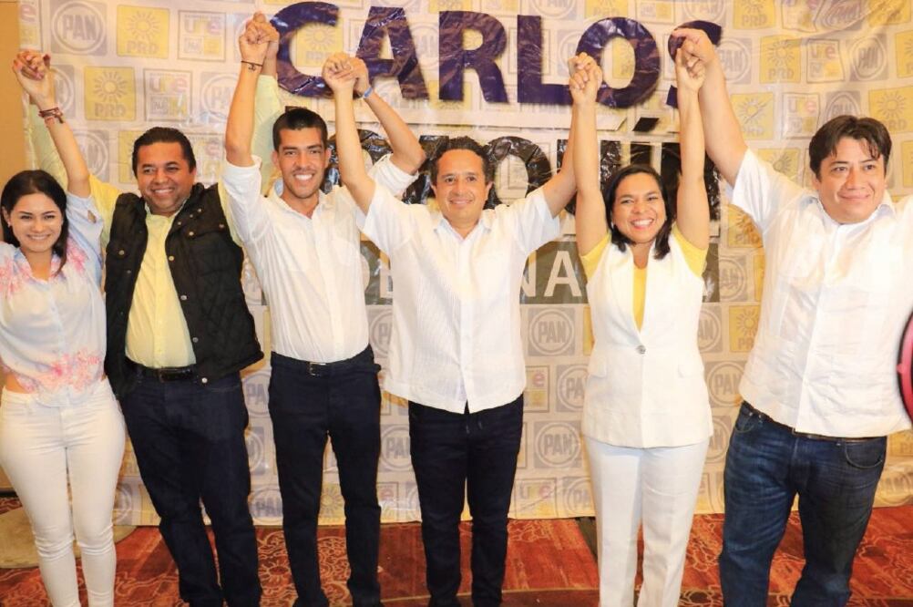 El candidato de la alianza PAN-PRD festeja con su equipo el virtual triunfo. Hasta las 03:00 horas, los resultados del PREP favorecían a Joaquín González, seguido de Mauricio Góngora (ELIZABETH RUIZ. CUARTOSCURO)