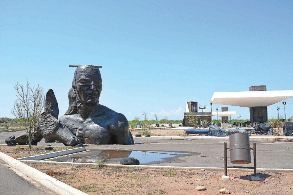 El presupuesto inicial del parador turístico fue de 37.5 millones de pesos. Estaba previsto que contara con una escultura de 32 metros de alto de un danzante yaqui, la cual sería la más alta de América Latina (ESPECIAL)