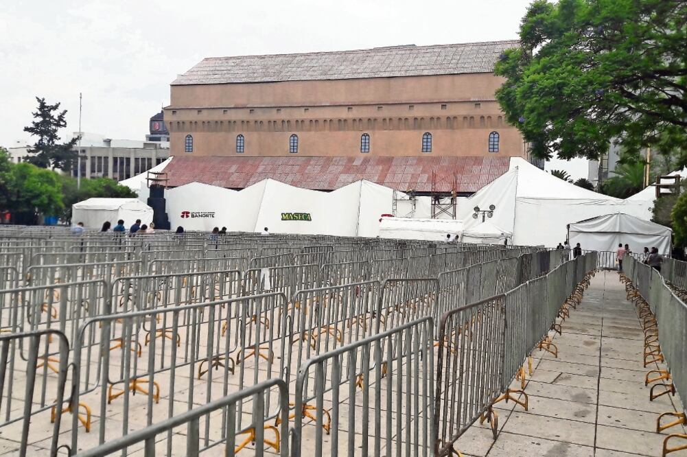 Vista de las vallas colacadas afuera de la estructura, a las 15:30 horas. Adent ro, esperaban ingresar unas 300 personas (ALIDA PIÑÓN. EL UNIVERSAL)