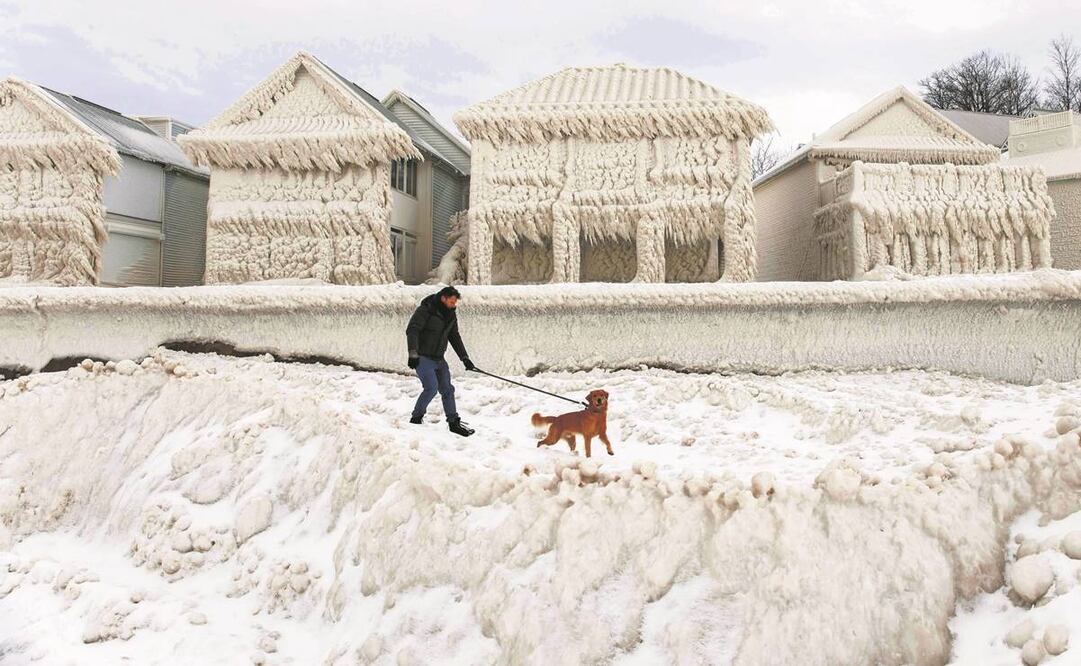 Una persona pasea a su mascota en Ontario, Canadá, país que también fue afectado por la tormenta.
