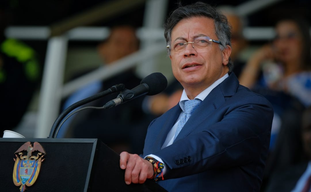 Imagen proveída por la Presidencia de Colombia del presidente colombiano, Gustavo Petro, pronunciando un discurso durante la toma de posesión del brigadier general William Oswaldo Rincón Zambrano, como nuevo director de la Policía Nacional de Colombia, en Bogotá, capital de Colombia, el 24 de octubre de 2025. Foto: Xinhu