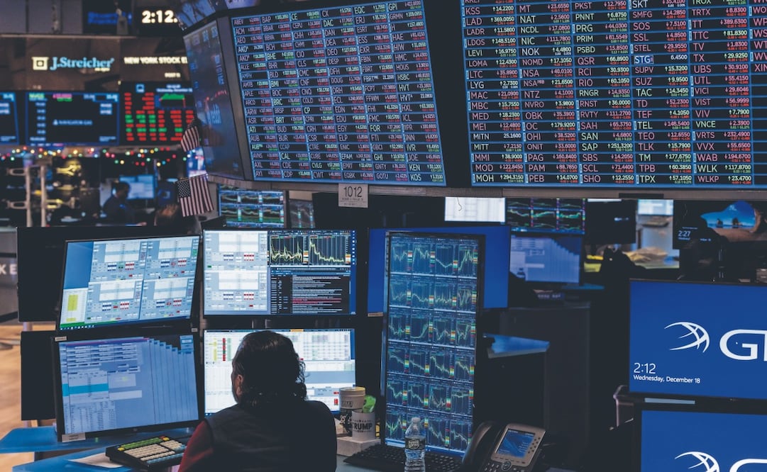 La caída en las bolsas de NY se debió a que esperan menos recortes en tasas de interés de la Fed en 2025, dijeron analistas. Foto: de JUSTIN LANE. EFE