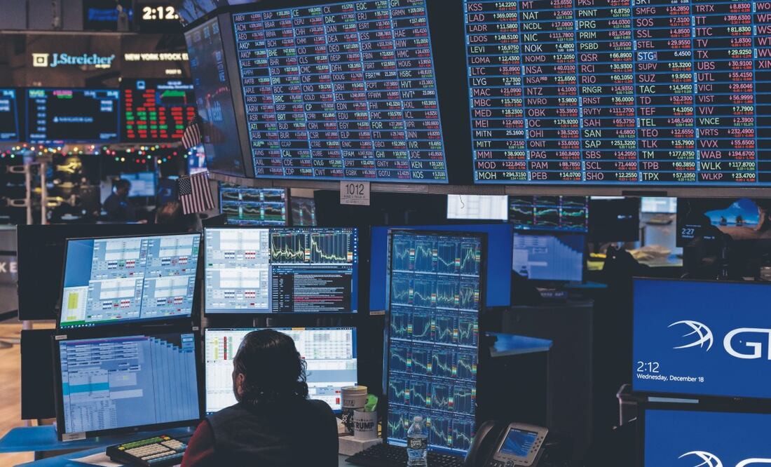 La caída en las bolsas de NY se debió a que esperan menos recortes en tasas de interés de la Fed en 2025, dijeron analistas. Foto: de JUSTIN LANE. EFE