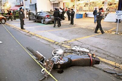 Policías detienen a motociclista armado