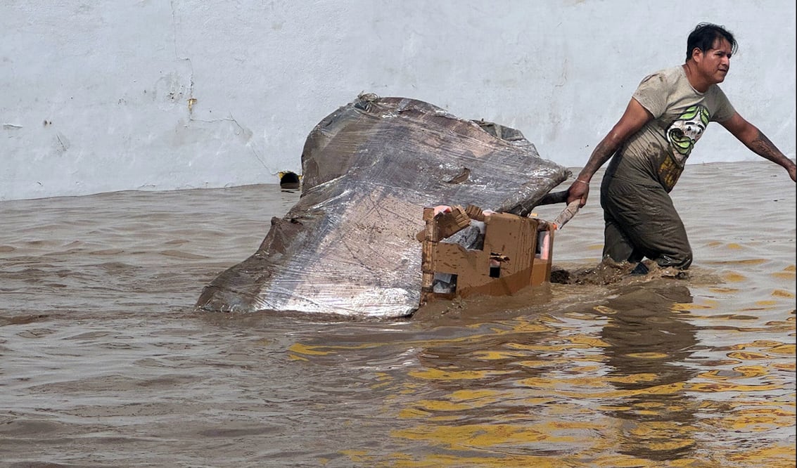 Un hombre saca sus pertenencias de una zona inundada este viernes, en Poza Rica, Veracruz, el 10 de octubre de 2025. Foto: EFE