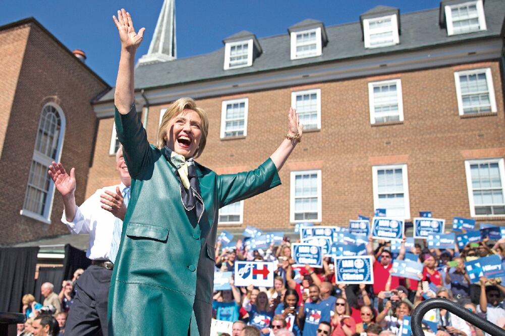 Hillary Clinton, a su llegada, ayer, para un mitin de campaña en Alexandria, Virginia, donde la gente la recibió al grito de “eres nuestra heroína” (EVAN VUCCI. AP)