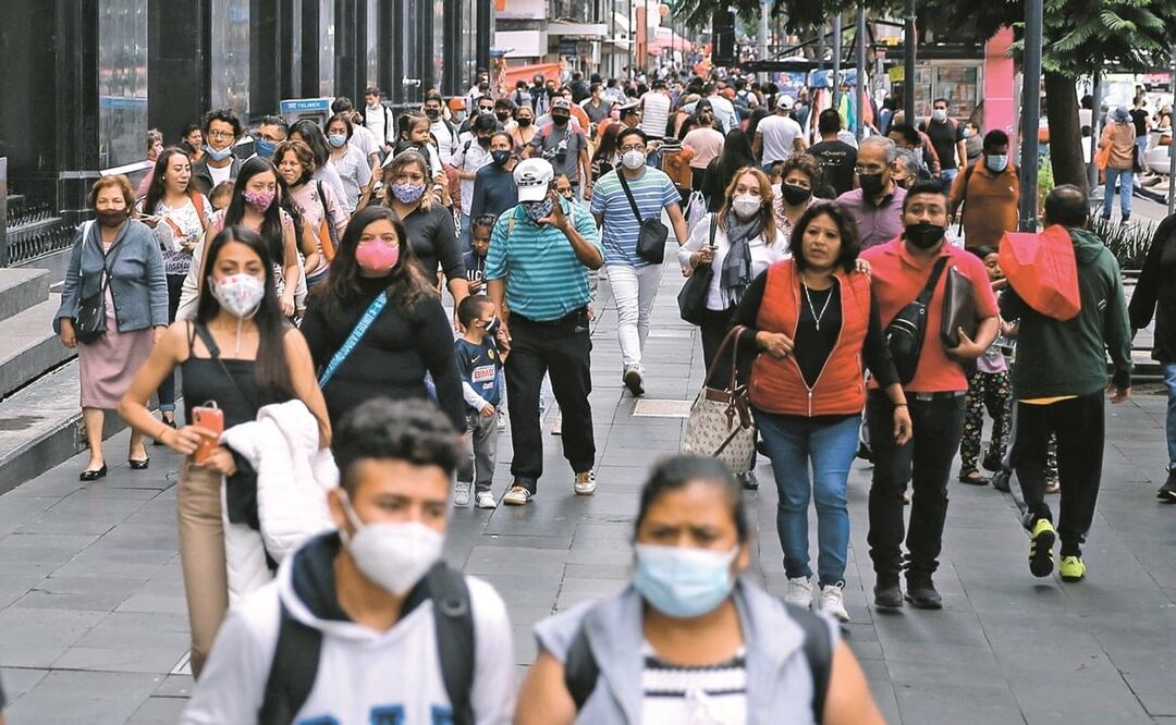 La Ssa reportó este martes 790 nuevas muertes por Covid-19, además de otros 7 mil 682 casos que se suman a un alto porcentaje de infectados. En la imagen, personas en CDMX. Foto: Carlos Ramírez. EFE