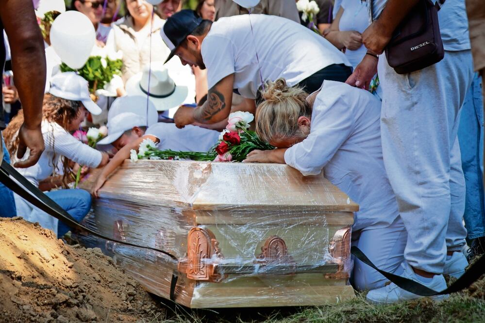 Entre aplausos y música de mariachi, Lesly fue sepultada en el panteón Jardín de la alcaldía Álvaro Obregón. Foto: Diego Simón / EL UNIVERSAL