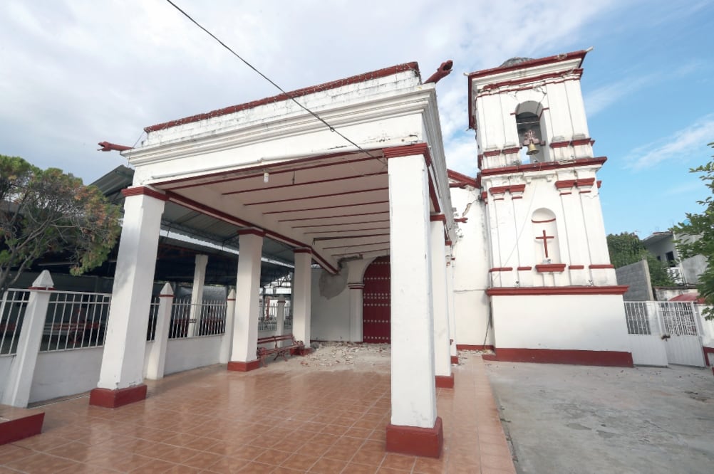 La iglesia de San Jerónimo, en Tehuantepec, podría caer con los movimientos del campanario (FOTOS: JUAN CARLOS REYES GARCÍA. EL UNIVERSAL)