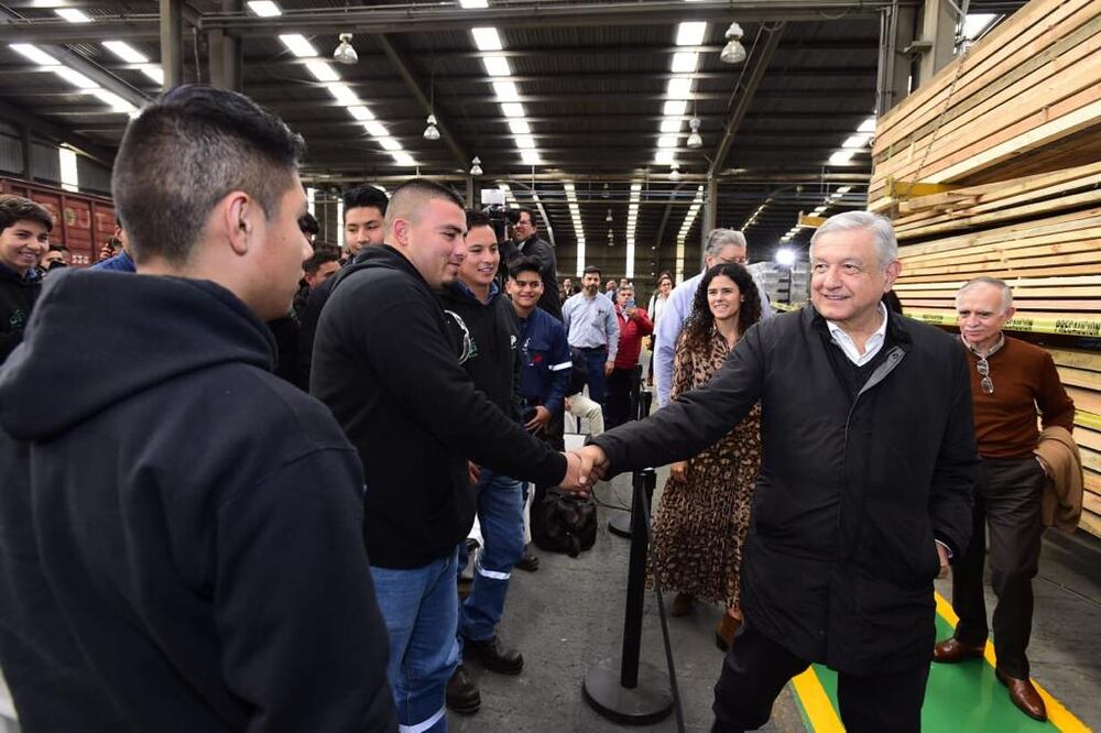 AMLO y jóvenes. Cortesía Presidencial