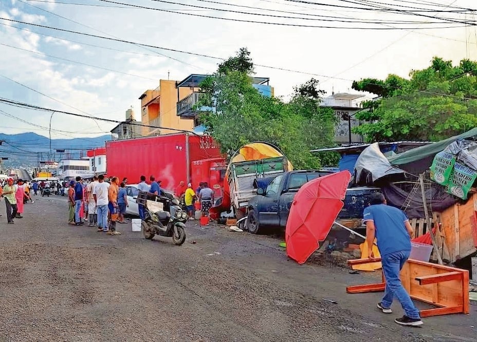 En la zona, el accidente provocó nerviosismo entre los comerciantes y compradores. Foto: Especial