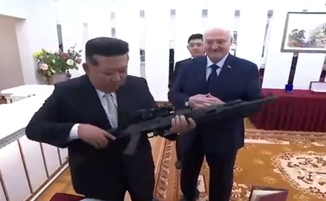 Los dos líderes intercambiaron regalos. Kim Jong Un le obsequió a Alexander Lukashenko una espada y un gran jarrón con la imagen del líder bielorruso, mientras que Lukashenko le dio a Kim un fusil de asalto fabricado en Bielorrusia, entre otras cosas. Foto: Tomada de video