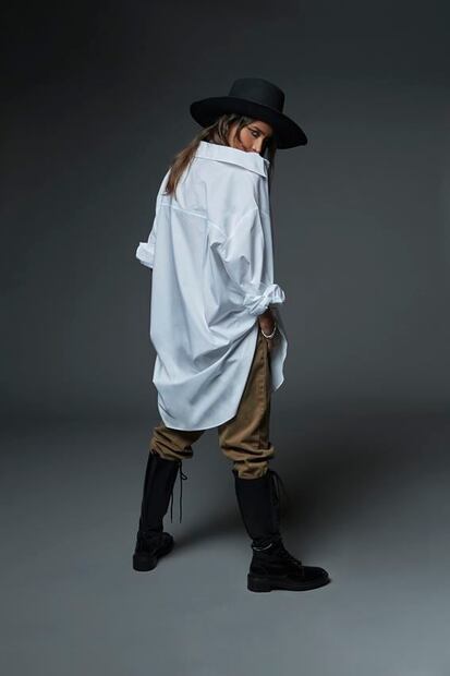 Desafía las reglas con un look masculino