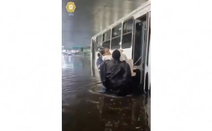 Policías rescatan a pasajeros atrapados en microbús en Periférico Sur y Picacho Ajusco tras intensas lluvias en CDMX