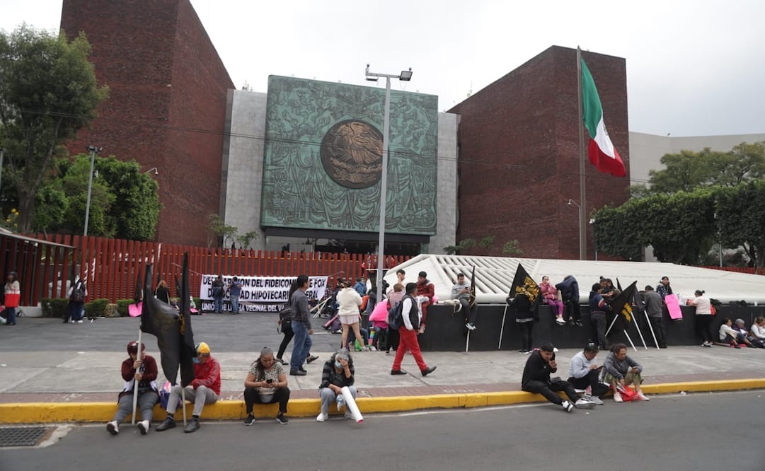 Bloquean los accesos a la Cpámara de Diputados para pedir una reforma fiscal y una jornada laboral de seis horas. Foto: Carlos Mejía/EL UNIVERSAL
