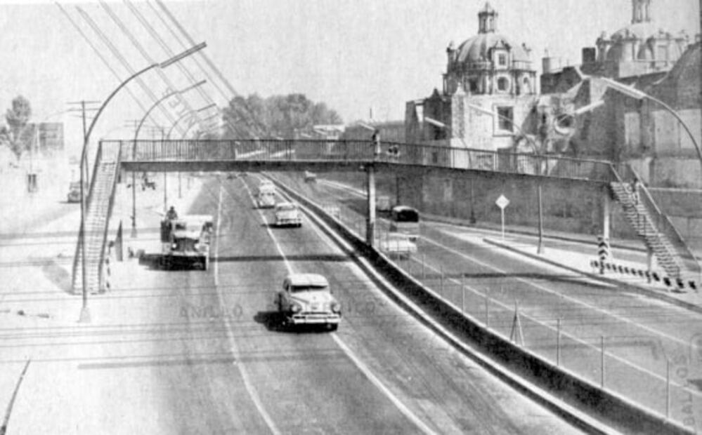 Los puentes peatonales expresaban “modernidad” en los 50 y 60