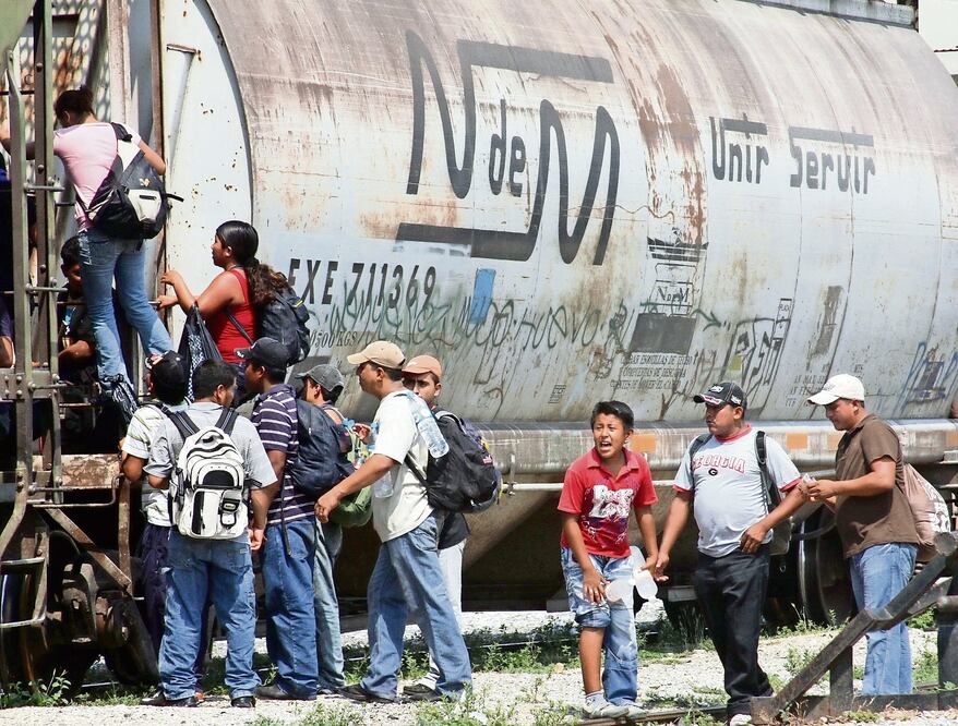 Pese a las dificultades de La Bestia, la cifra de migrantes que lo abordan crece (ARCHIVO EL UNIVERSAL)