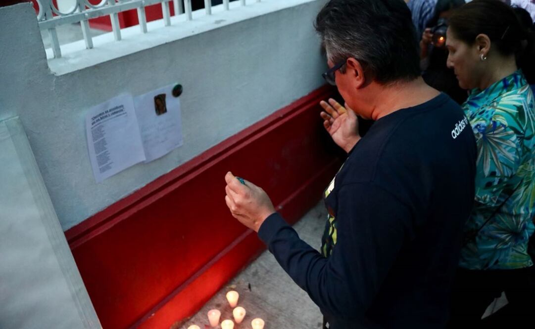 Improvisaron un altar con veladoras y una pequeña imagen de la Virgen de Guadalupe. Foto: Ariel Ojeda