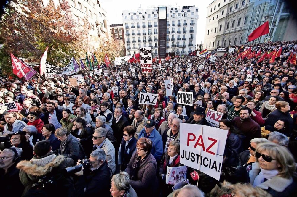 Españoles durante la protesta de ayer en Madrid contra la guerra en Siria y los ataques de los yihadistas. JUAN CARLOS ROJAS. NOTIMEX