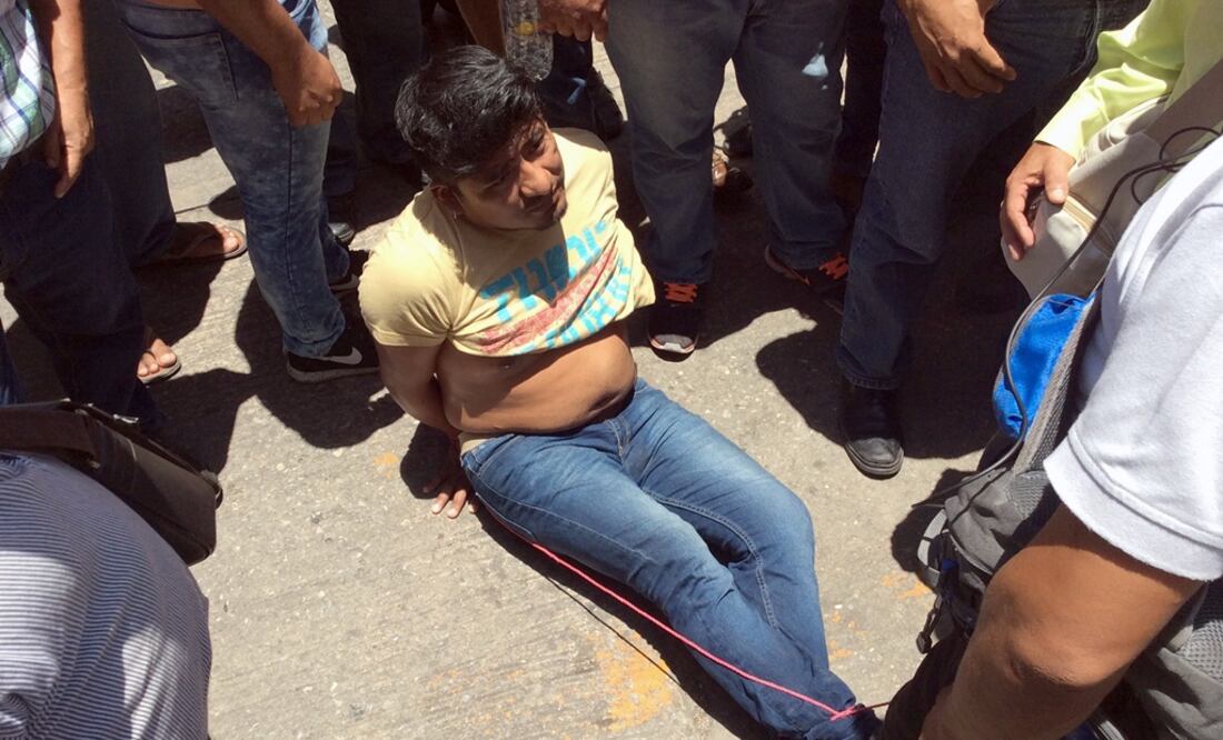 El hombre retenido por la CNTE dijo llamarse José Francisco Martínez Sánchez y ser maestro de educación artística en una escuela privada. /Óscar León – EL UNIVERSAL