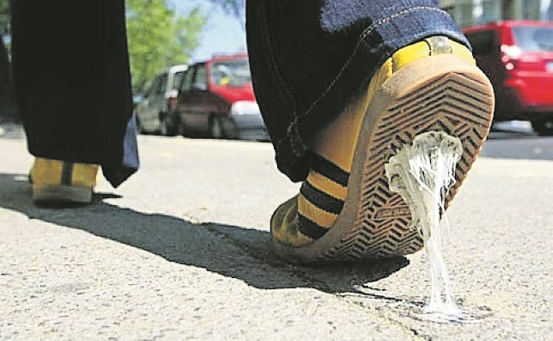 Multa de hasta $16 mil, por tirar chicle en la CDMX