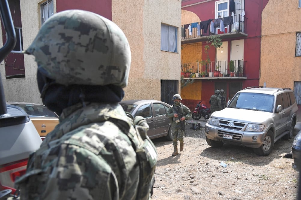 El operativo realizado por la Semar, la PGR y personal de Seguridad Pública capitalina se dio en calles de la colonia Santa Ana Poniente, Tláhuac. (JUAN GUILLERMO PEREA. EL UNIVERSAL)