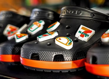 Crocs y 7-Eleven se unen en una nueva colección muy divertida