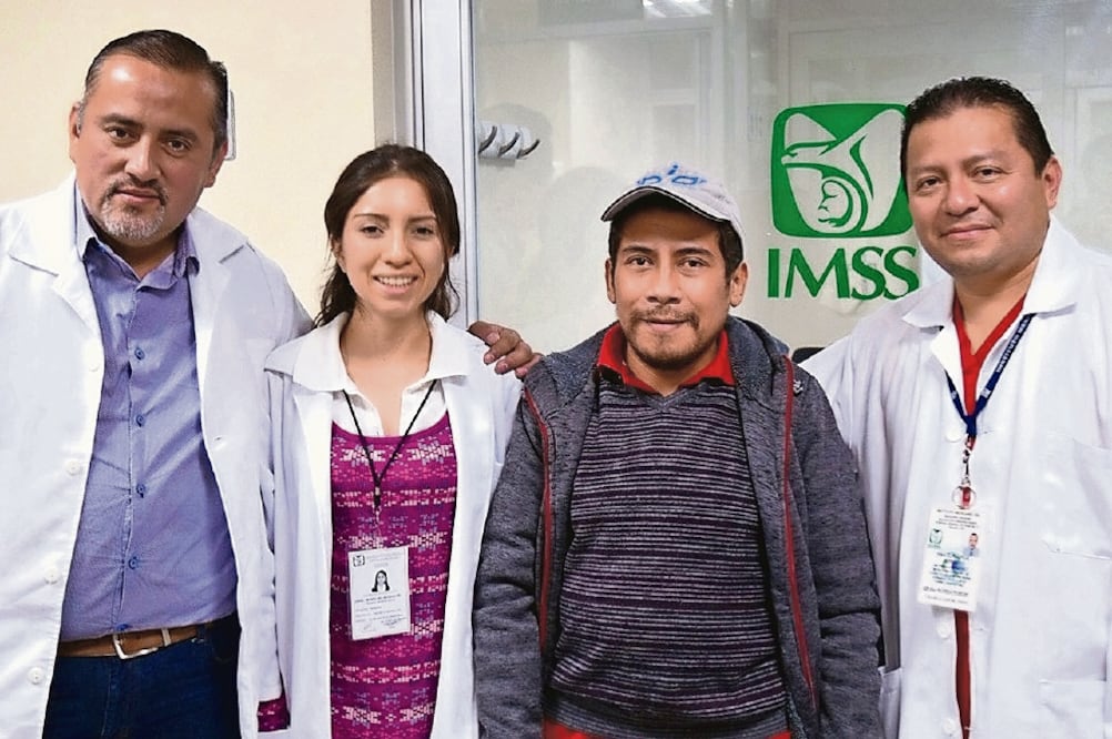 Rafael de 34 años, acompañado por cirujanos del IMSS, luego de haber sido intervenido para recibir un riñón donado por su madre de 62 años. (CORTESÍA IMSS)